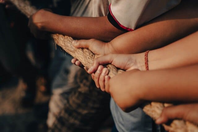 hands 8721585 1280 1